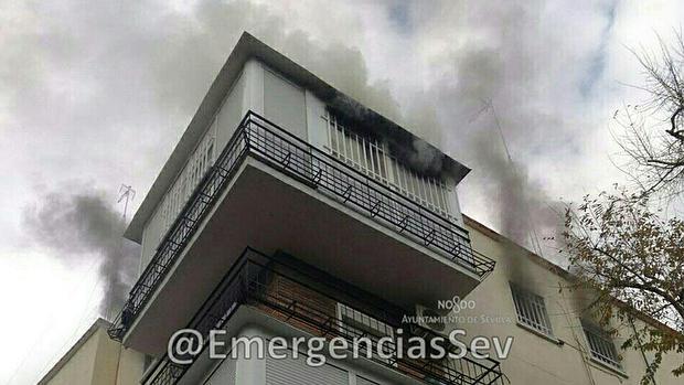 Humo saliendo de los ventanales del cuarto piso afectado por el fuego en la calle Nalón