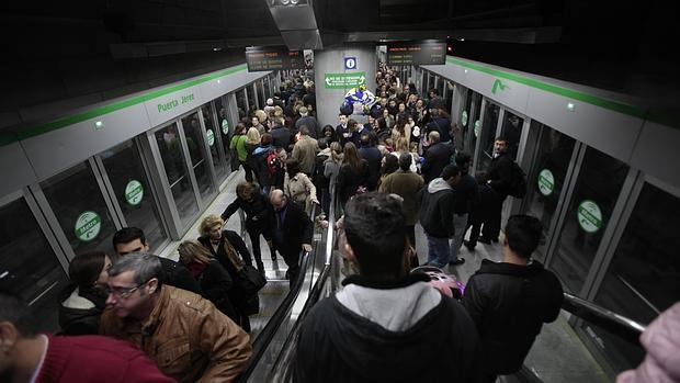 La subida de usuarios del metro de Sevilla en 2015 casi triplicó la de Tussam