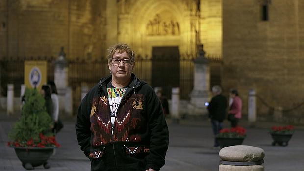 La hermana María José en la plaza Virgen de los Reyes