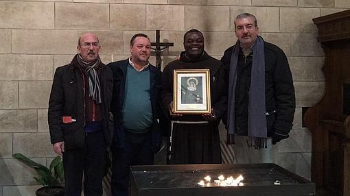 Valentín Galán, consiliario primero; Isdro González, hermano mayor de Santa Marta; fray Michael Sharquawv, padre guardián de la Casa de Lázaro y Marta en Bentania, y Antonio Távora, teniente hermano mayor, en la Casa de Marta en Betania este pasado enero