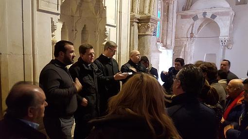 Sacerdotes de la Archidiócesis hispalense renovando su voto en el Cenáculo