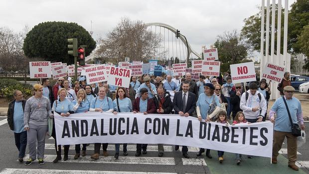 Manifestación ayer en Sevilla exigiendo la retirada de las agujas