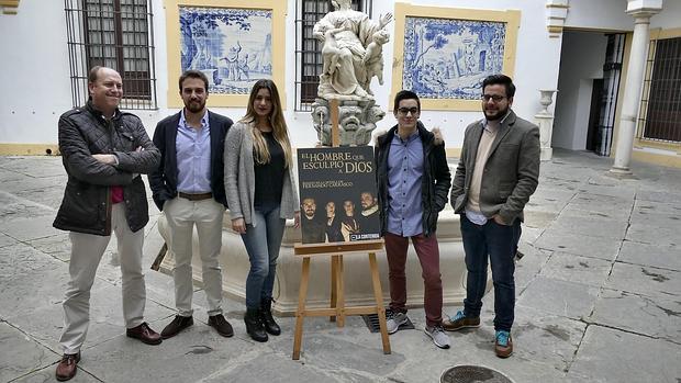 Fernando Carrasco con los intérpretes de la obra en la Santa Caridad