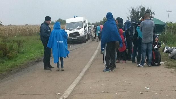 A la derecha, la tienda de campaña que Juan Carlos Gil montó junto a sus amigos cooperantes para dar provisiones a los refugiados