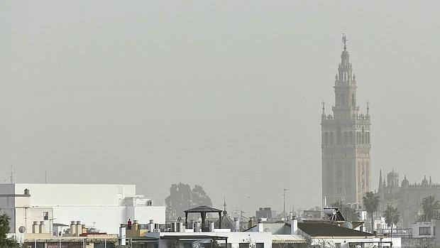 La Giralda, velada con la calima