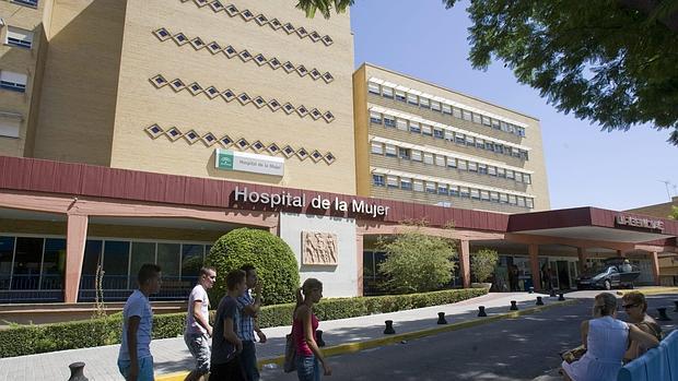 Salvador Chacón murió en las escaleras del Hospital de la Mujer del Virgen del Rocío el pasado domingo sin que los médicos pudieran hacer nada por salvarle la vida