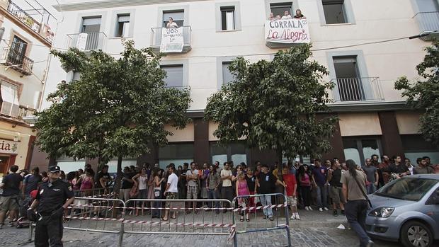 A juicio cuatro okupas de la Corrala Alegría, el bloque de viviendas asaltado en la calle Feria en 2012