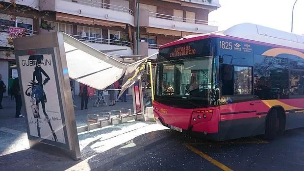 El autobús de la línea 32 de Tussam empotrado contra una marquesina en Gran Plaza