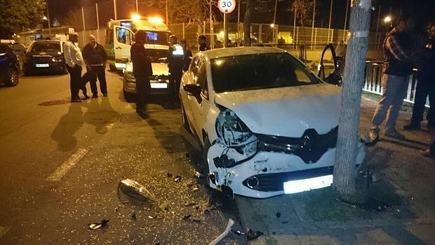 La conductora embistió a dos vehículos en un semáforo y acabó empotrando su coche contra un árbol