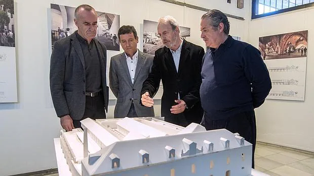 El arquitecto Vázquez Consuegra explica en una maqueta el proyecto de remodelación de las Atarazanas