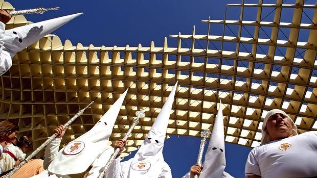 Nazarenos de la Hermandad de la Cena, pasando por las Setas de la Encarnación