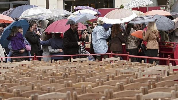 Aunque llueva los sevillanos se echan a la calle en Semana Santa