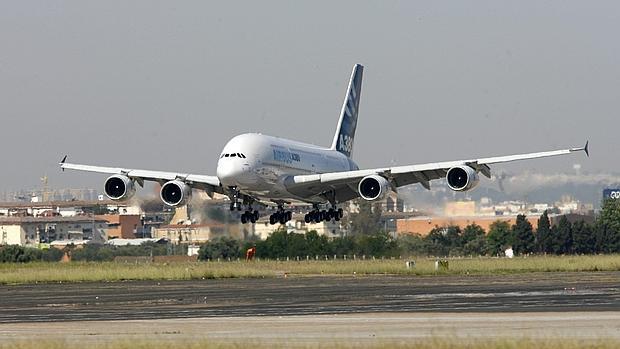 Avión despegando Aeropuerto San Pablo (Sevilla)