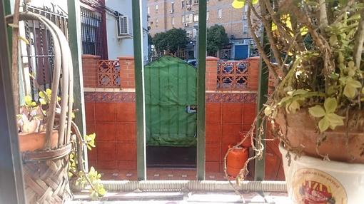 Lo que ven Ana y Ángel desde su ventana, un patio que encierra su fachada