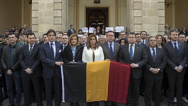 Las autoridades en la puerta del Ayuntamiento durante el minuto de silencio por los atentados de Bruselas