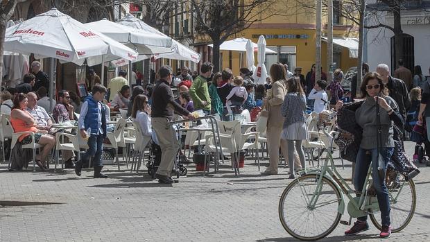 Los vecinos critican la masificación de veladores en la Alameda