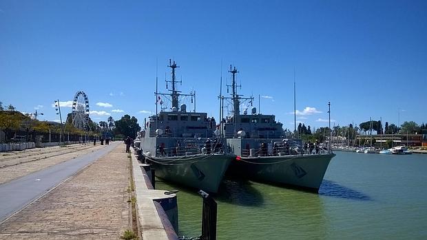 Los cazaminas abarloados en el muelle de las Delicias