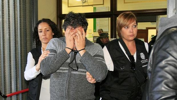 El acusado del crimen del Parque de Maria Luisa sale del juzgado tras pasar a disposicion judicial