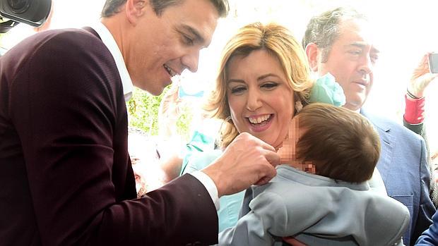 Pedro Sánchez hace una carantoña al hijo de Susana Díaz