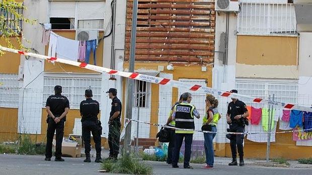 Policías examinando el lugar donde se produjo el tiroteo en el que murió la niña de siete años