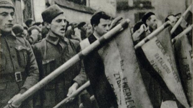 Voluntarios polacos con banderas republicanas