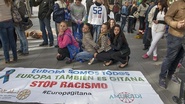 Una manifestación contra el racismo en la Plaza Nueva