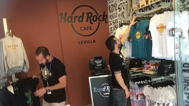profundidad alcohol Llorar Hard Rock Cafe abre una tienda de souvenirs en La Avenida