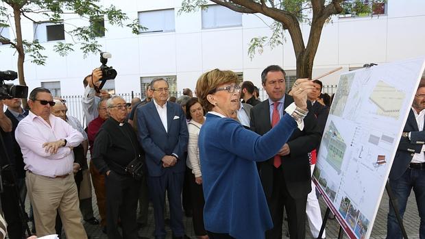 El alcalde atiende las explicaciones sobre el proyecto de reforma de un espacio libre en Santa Justa