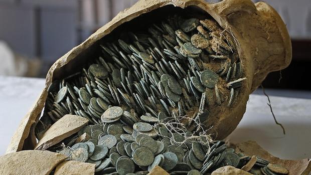 Hallan en Tomares un conjunto «único» de 600 kilos de monedas de bronce del Imperio romano