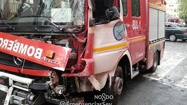 Un bombero herido al chocar su camión contra la iglesia de Santa Catalina