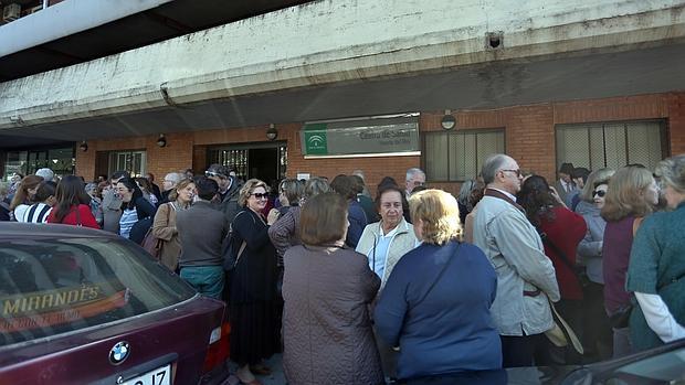 Protesta de beneficiarios el pasado mes de marzo en la puerta del centro