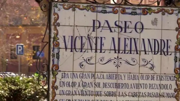 ¿Por qué hay en los jardines del Cristina un azulejo con un poema de Vicente Aleixandre?
