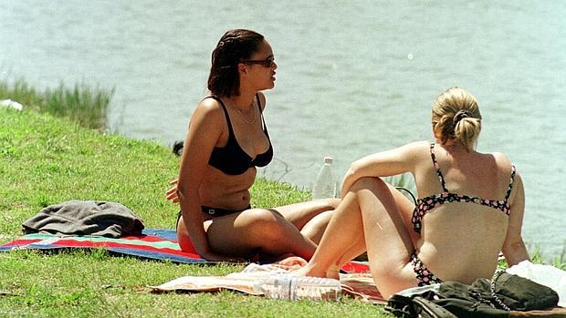 Dos mujeres se refrescan junto al río