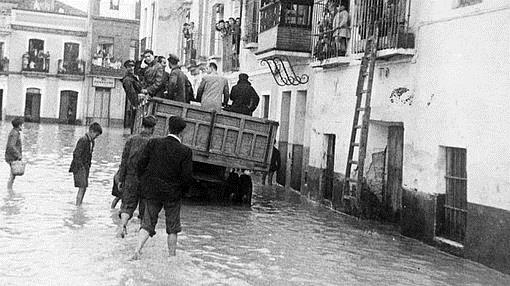 Un camión avanza entre le agua