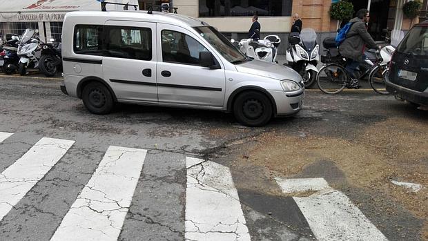 El agujero de aproximadamente un metro está en la zona más cercana al Hotel Derby