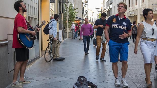 Actuación de un músico callejero en el Centro de Sevilla