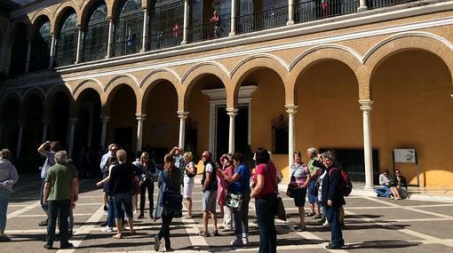 Turistas visitan el Alcázar de Sevilla