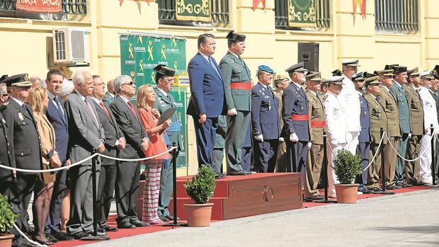 Sanz presidiendo ayer el acto junto al general jefe de la IV Zona de la Guardia Civil, Laurentino Ceña