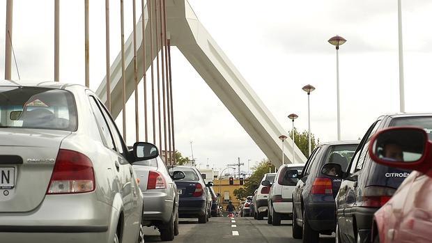 Atasco en el puente de acceso a la glorieta Cayetana de Alba o Barqueta