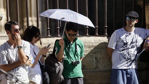 Sevilla comienza la semana con temperaturas superiores a los 30 grados