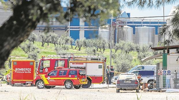 Guardias civiles ayer en la planta de Render de Salteras observan la intervención de los Bomberos