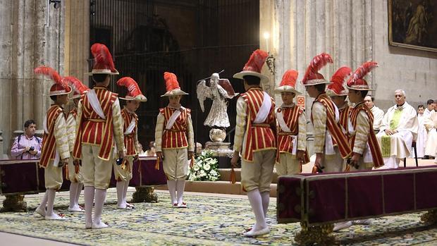 Seises bailando esta mañana en la Catedral durante la festividad del Corpus