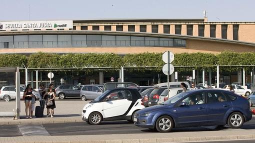 Tráfico frente a la estación sevillana de Santa Justa