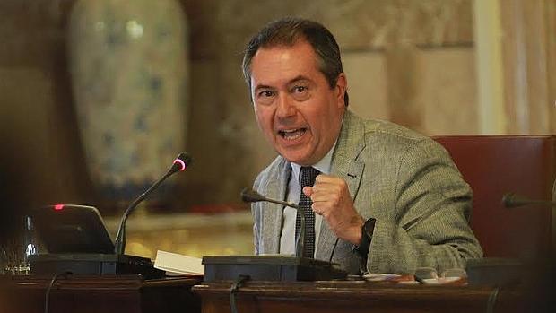 El alcalde de Sevilla Juan Espadas durante el pleno que ha aprobado la Ordenanza de Transparencia