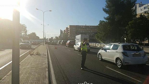 Un policía regula el tráfico en el lugar de la colisión