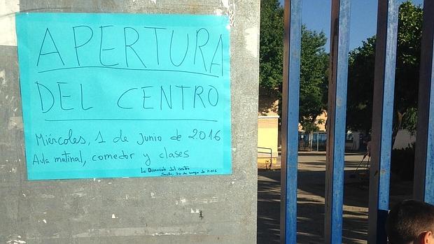 Cartel que anuncia la reapertura de uno de los centros educativos afectado por pulgas