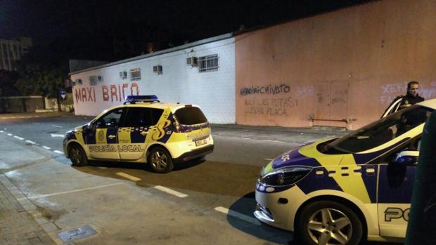 Efectivos policiales que participaron en el desalojo de la fiesta ilegal de menores