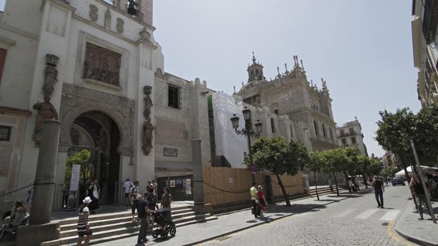 Cajón de obras en la fachada de la nave, en cuyo interior ha comenzado la excavación del sótano