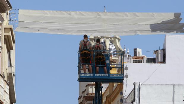 Instalación de los toldos en el centro de la ciudad