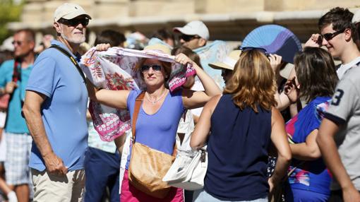 Turistas disfrutando de Sevilla